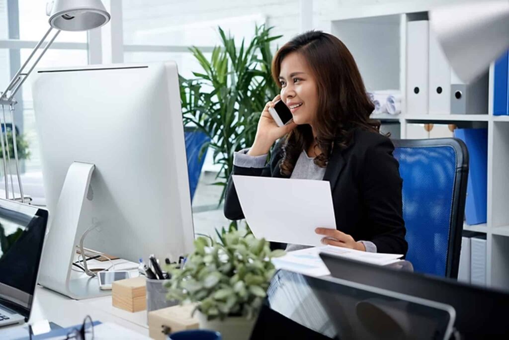 Worker managing administrative virtual assistant duties and administrative tasks in an office